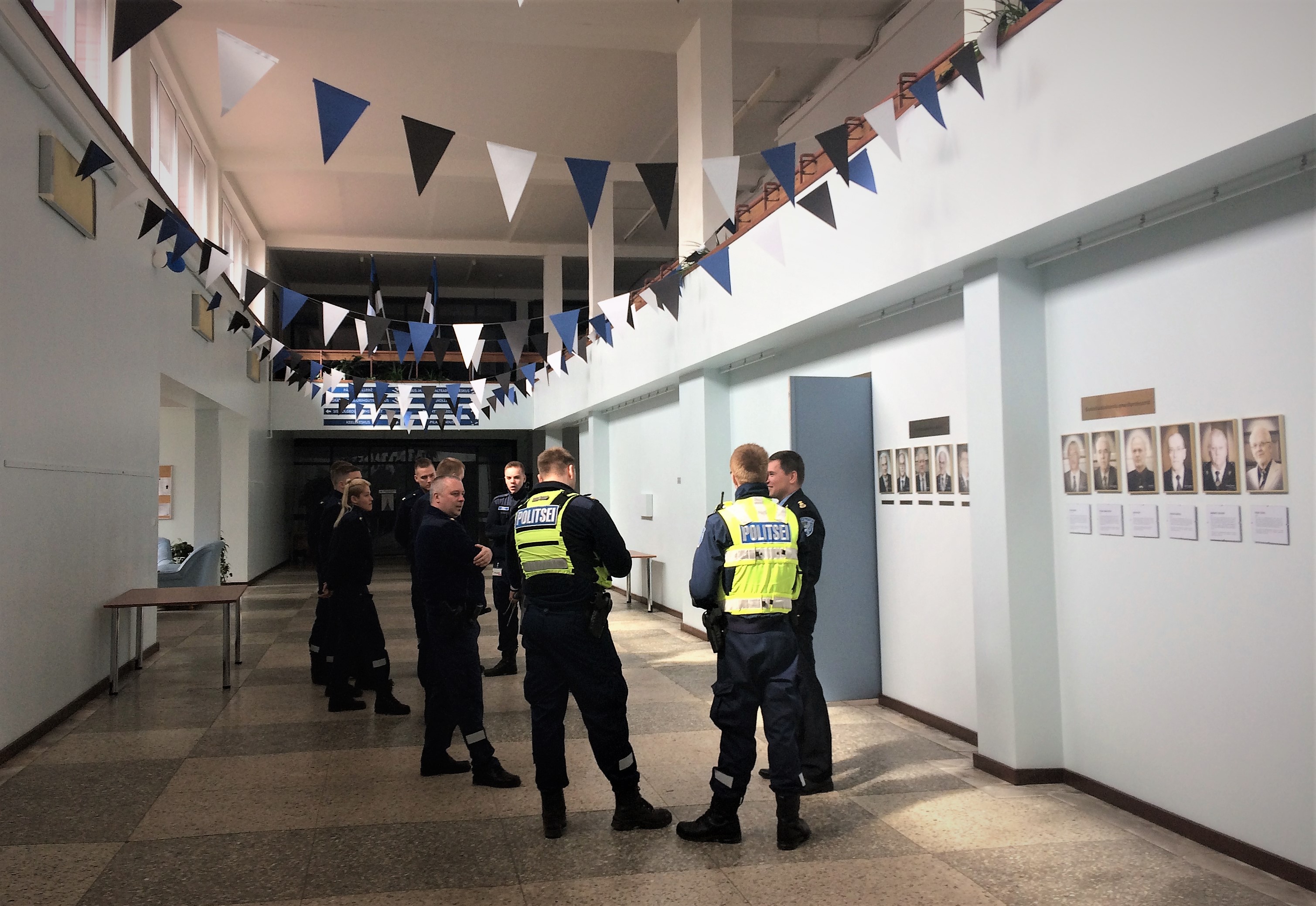 kadetid seisavad õppehoone fuajees