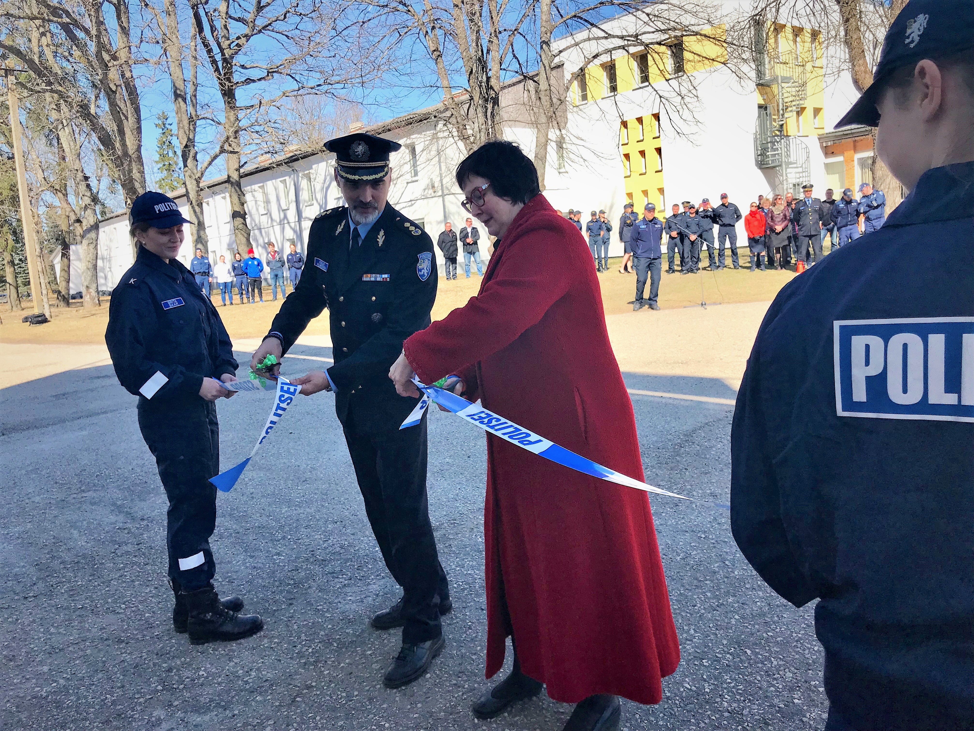 Katri Raik ja Kalvi Almosen lõikavad katki politsei kirjaga linti.