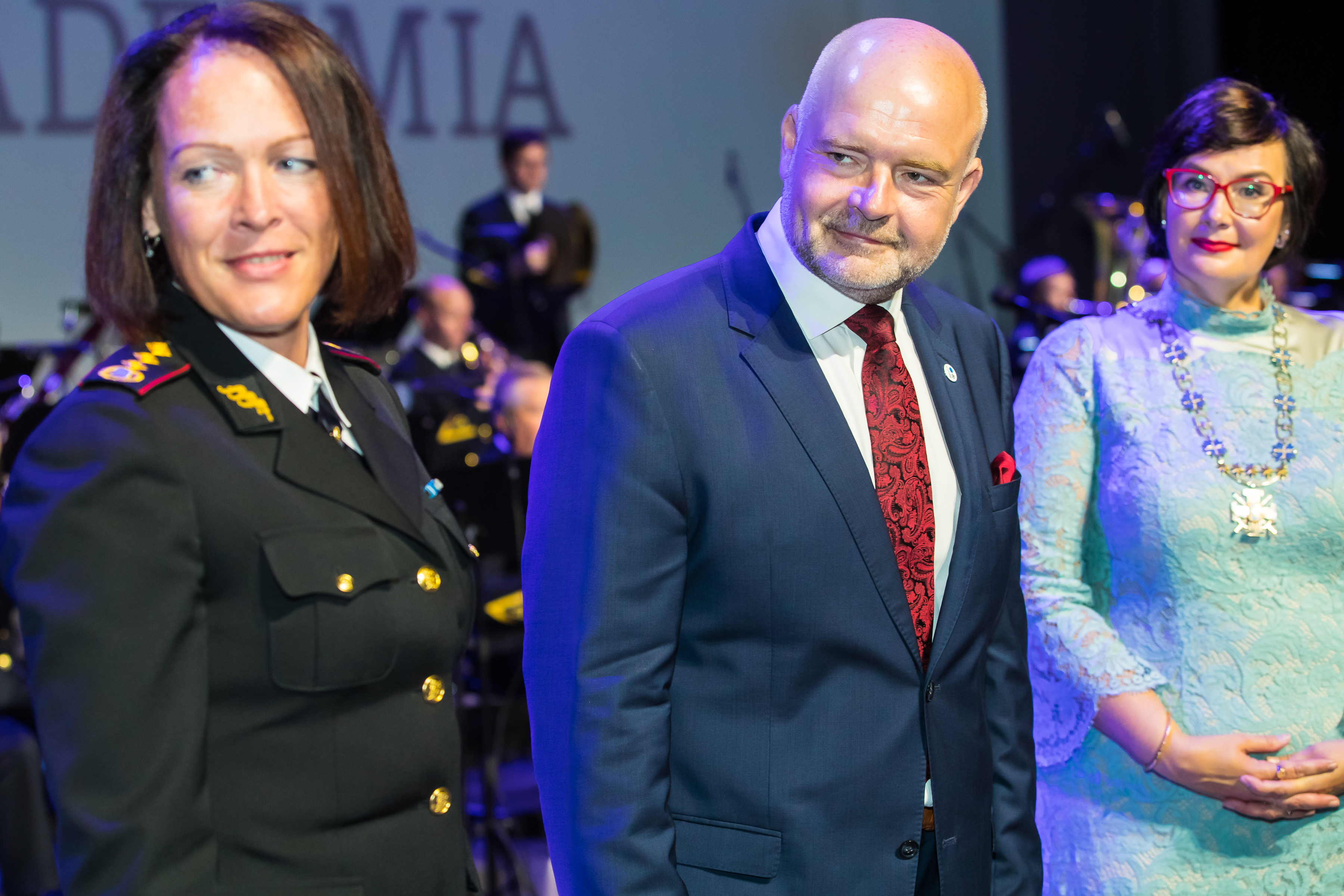 Kätlin alvela, Andres Anvelt ja Katri Raik kõrvuti laval