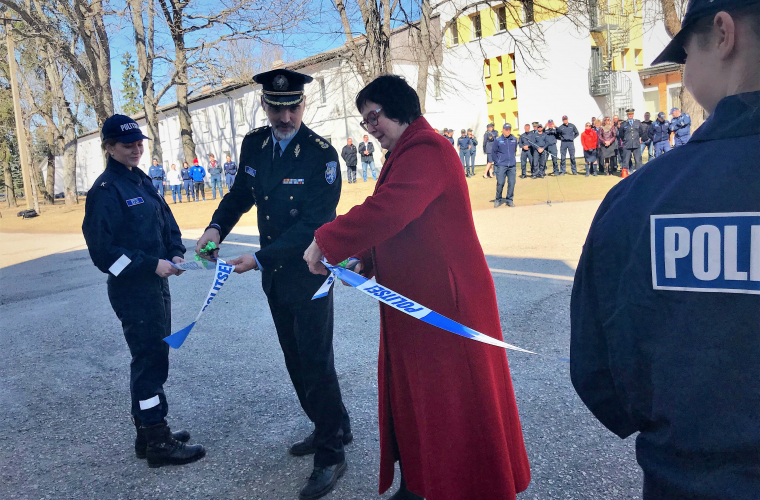 Katri Raik ja Kalvi Almosen lõikavad katki politsei kirjaga linti.