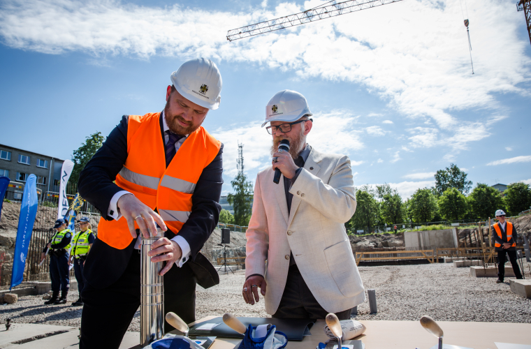 Marek Link ja Peeter Tambu asetavad kapslit nurgakivisse