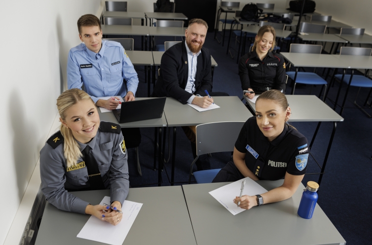 Sisekaitseakadeemia õpilased klassiruumis