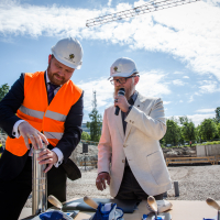 Marek Link ja Peeter Tambu asetavad kapslit nurgakivisse